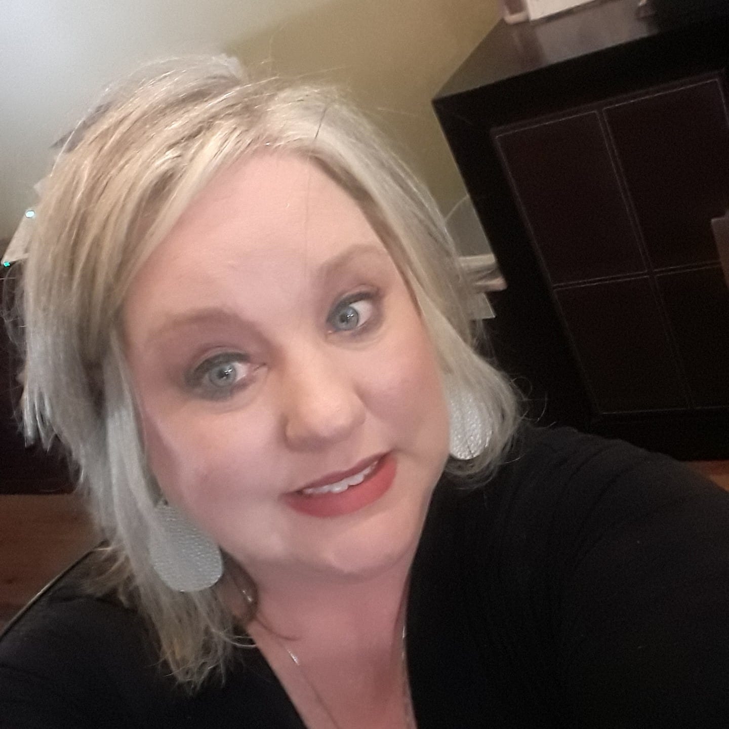 A person with blonde hairDescription automatically generated with medium confidence